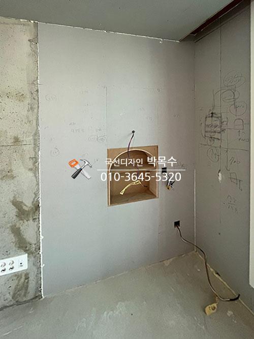 전선 노출과 설계 스케치가 보이는 벽면