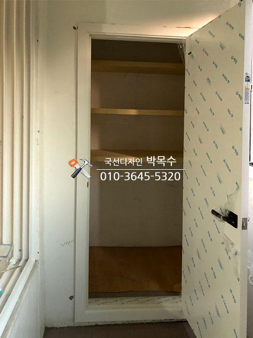 평몰딩 시공을 위해 벽면 라인을 최종 확인하는 모습