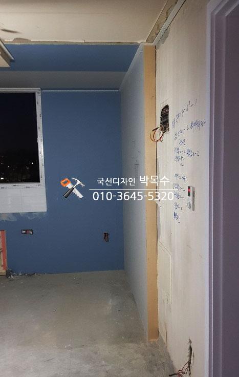 천장 파손 부위와 전기 박스가 보이는 복도 공사 현장