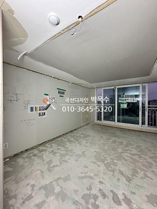 설계도가 붙어 있는 작업 현장