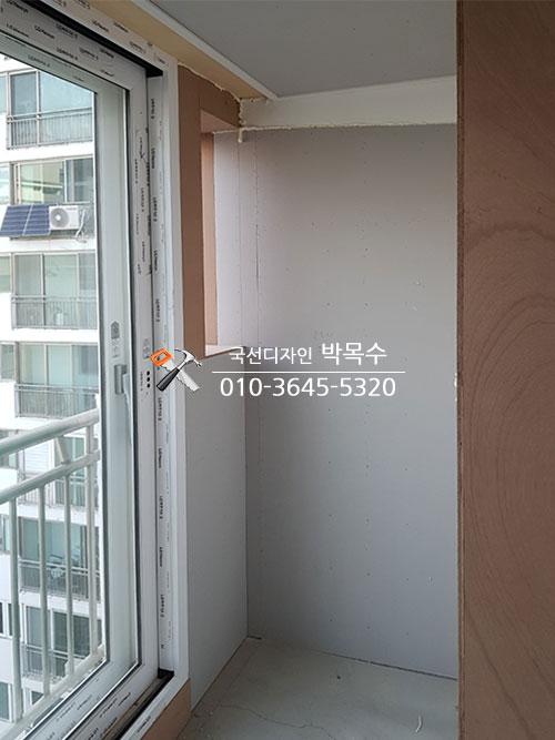 가벽 뼈대 설치 장면