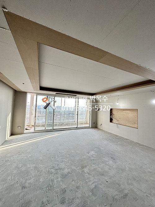 목재 프레임 작업이 진행 중인 콘크리트 바닥의 실내