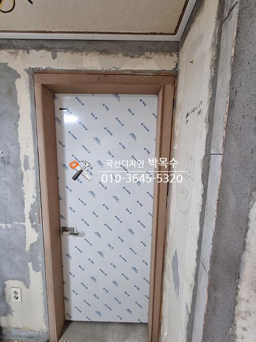 파란 보호 테두리가 둘러진 도어 프레임 상부