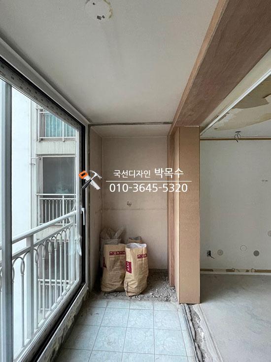 창문 주변의 목공 틀 작업 과정