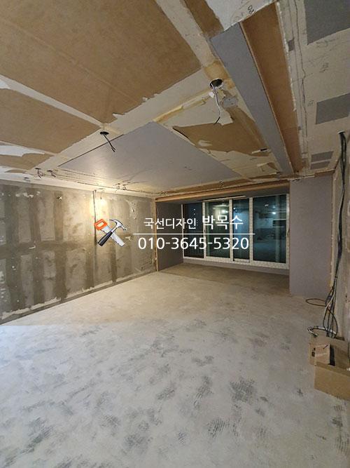 창틀 주변 단열 및 틀 잡기 과정
