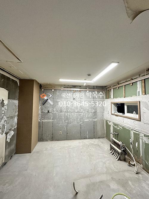 벽면 마감재 부착 전의 실내 모습