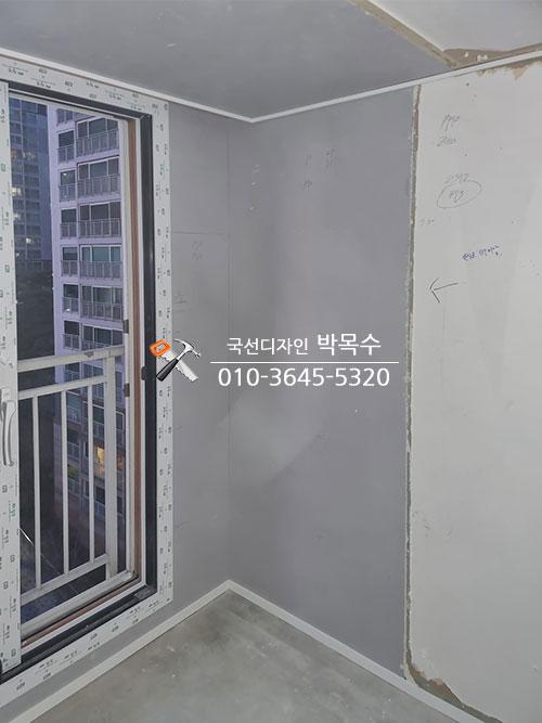 회색 페인트 마감 벽면과 열린 창호
