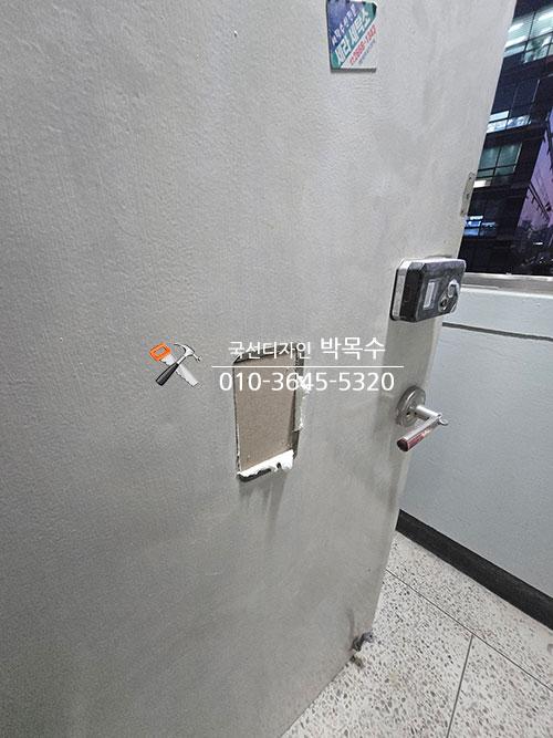 현관문 주변의 깔끔한 마감을 준비하던 과정