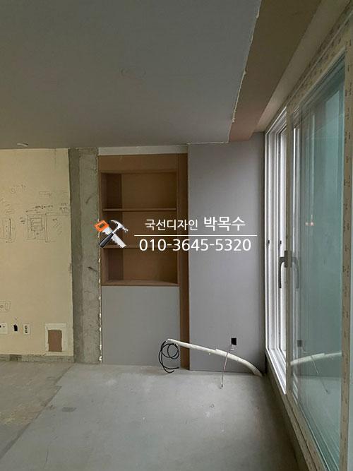 벽장이 설치된 콘크리트 바닥의 실내 공간