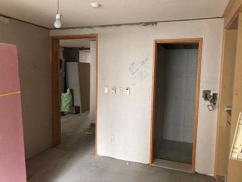 전선 구멍과 스위치가 보이는 복도 벽면