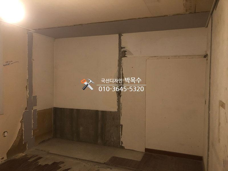우드톤 바닥 위 중문 설치 모습