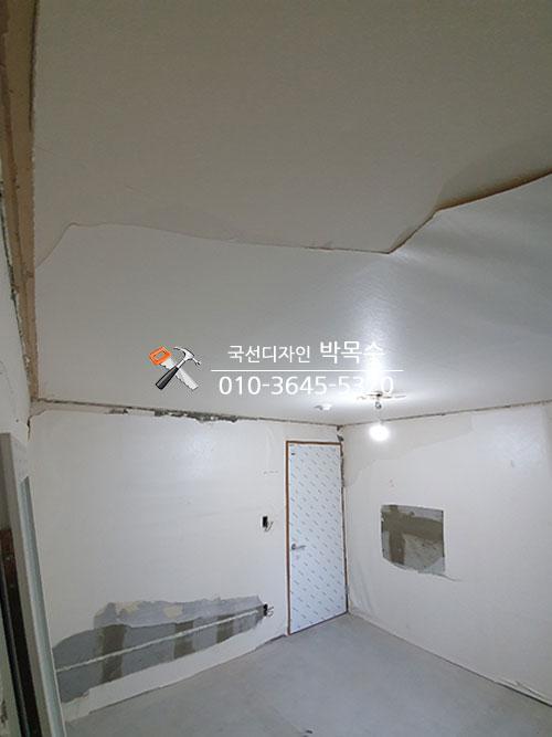 벽면 마감이 진행 중인 텅 빈 공간