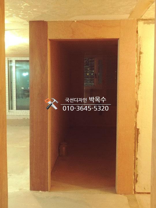 우드톤 벽체와 화이트 바닥이 조화를 이루는 복도