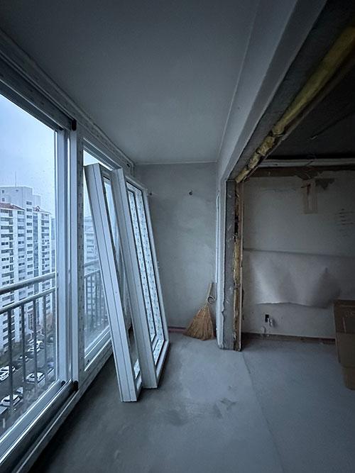 새로운 창호 프레임을 기다리던 실내 공간