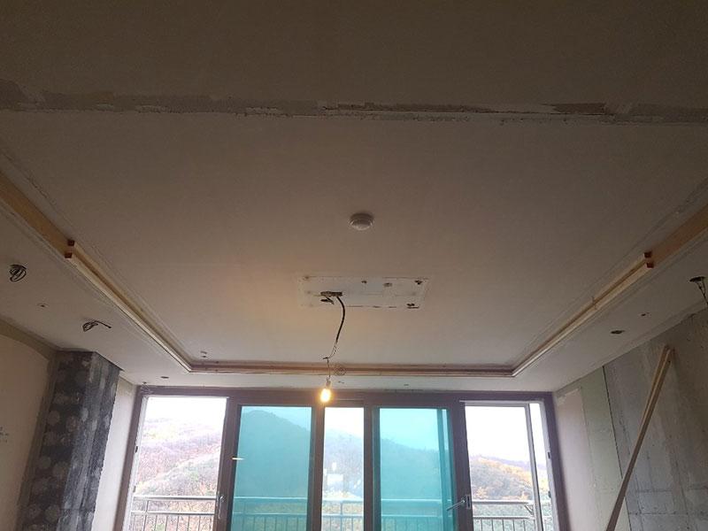 천장 마감 상판과 조명 위치를 잡고 있는 작업 과정