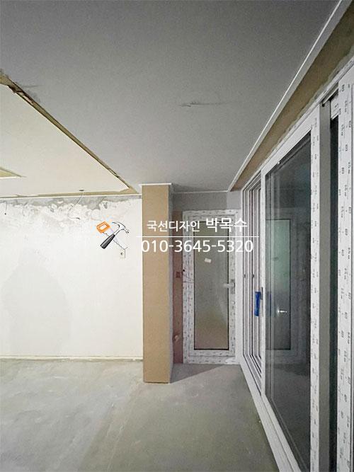 창호 주변의 기초 목공 작업 상태