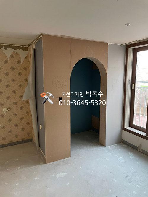 곡선미가 돋보이는 아치형 게이트 구조물