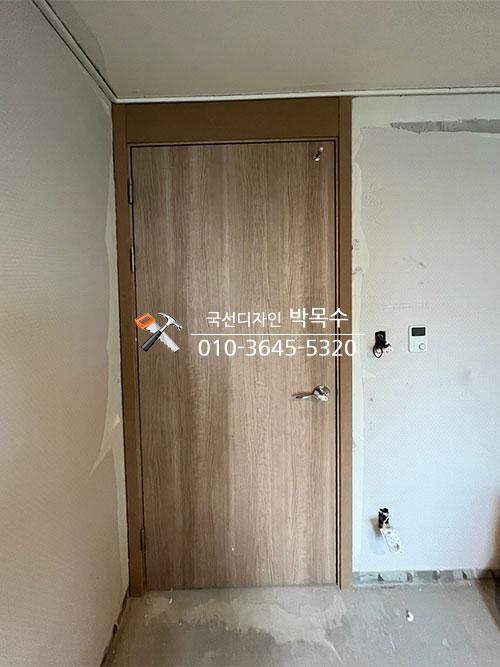 힌지가 노출된 여닫이 도어 시공 모습