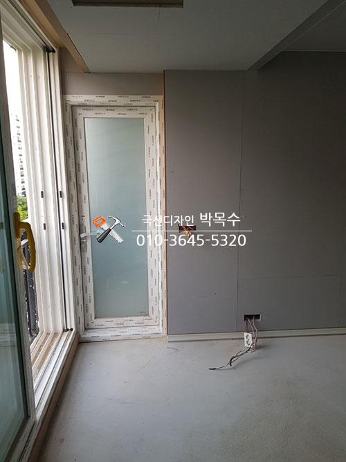 슬라이딩 창호와 도어 프레임이 설치된 벽면
