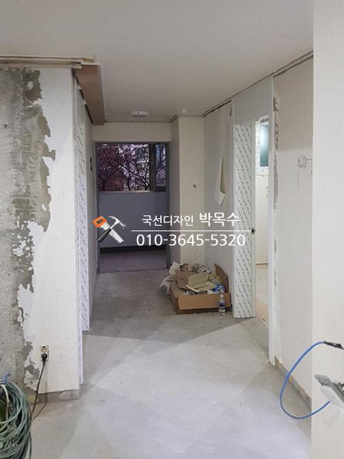 전기 소켓과 전선이 노출된 복도 벽면의 정리 모습