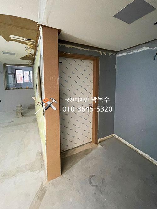 보호 필름이 붙은 문틀과 문짝 설치 과정