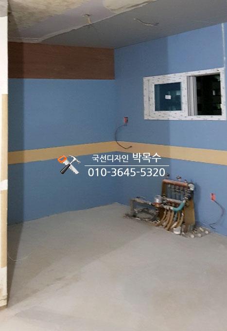 파란 보호층이 보이는 천장 덴조 및 평탄화 작업 현장