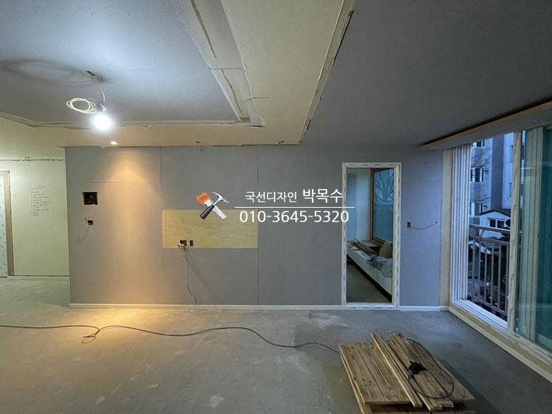 배관이 노출된 천장과 벽면 마감재가 놓인 현장