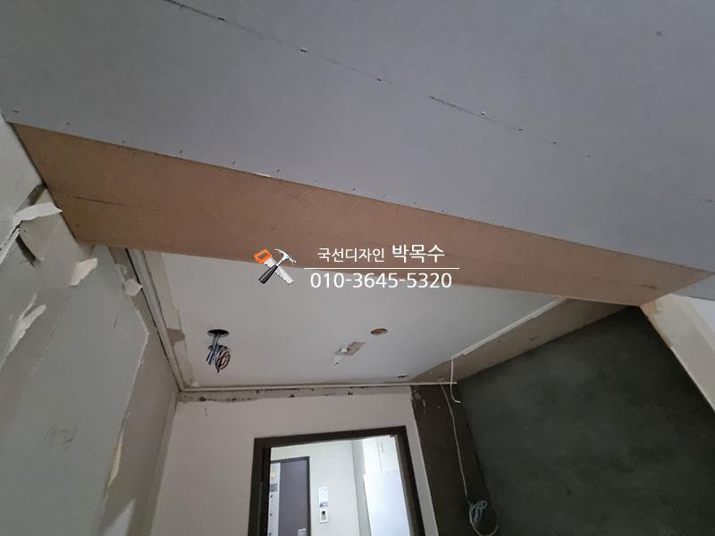 베이스보드가 설치된 천장 마감 과정