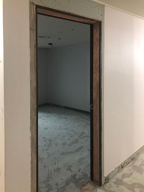 나무색 프레임 문이 설치된 복도