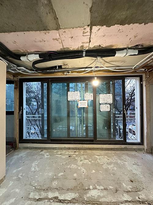 배관이 노출된 콘크리트 천장과 바닥 상태