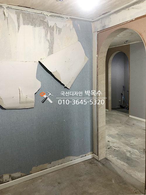 벽지와 바닥 마감이 진행 중인 콘크리트 공간