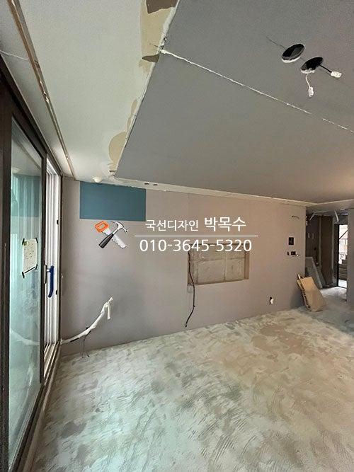 창문이 보이는 작업 현장