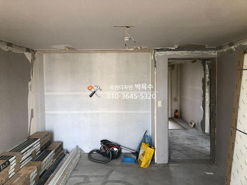 작업대 위에 놓인 공구와 자재