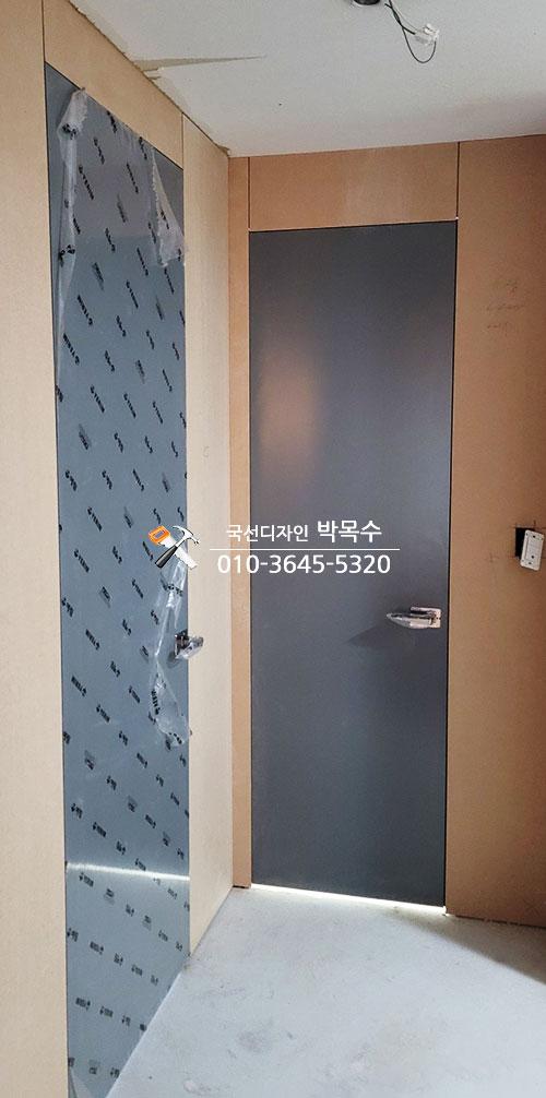 투명 필름이 부착된 현관 벽면 마감