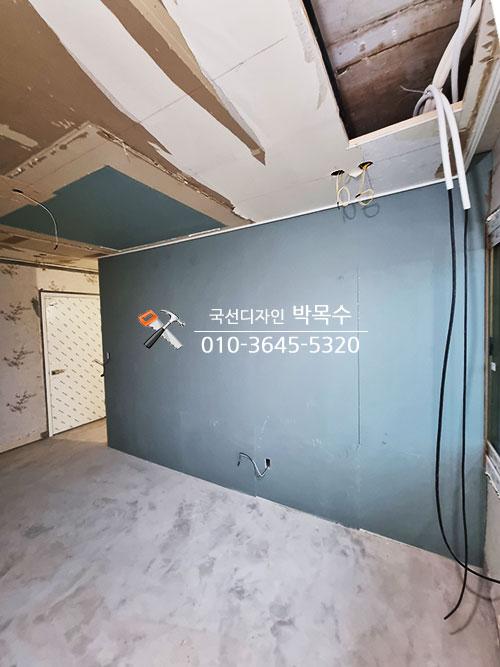 천장 구조물이 노출된 흰색 타일 바닥 공간