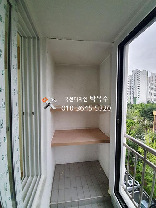 타일 바닥과 창문이 있는 공간의 무지주 선반 설치