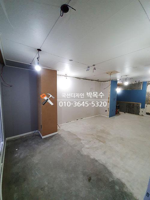 천장 배선이 드러난 기초 마감 단계