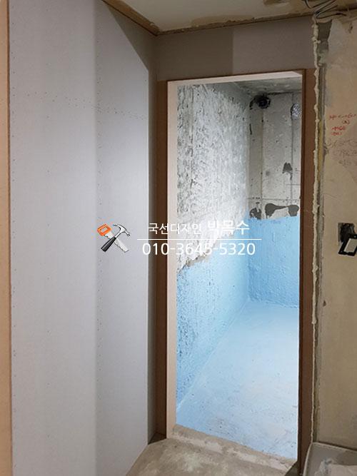 문틀 주변의 벽면 마감과 천장 노출 상태