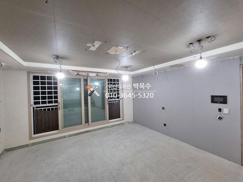 천장 조명이 노출된 타일 마감 바닥의 실내