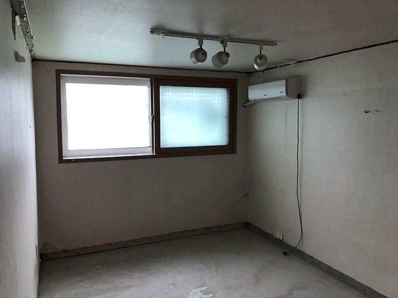 천장 조명과 에어컨이 설치된 텅 빈 실내