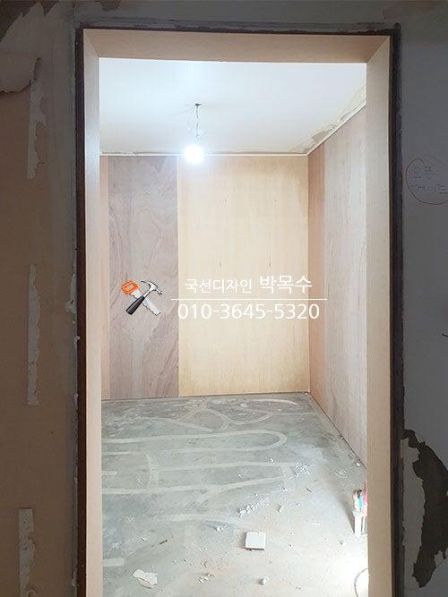 복도 구간의 세밀한 마감 작업