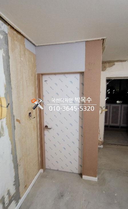 방수석고와 보드로 보강된 복도 벽면