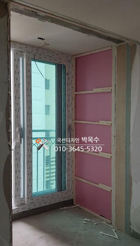 벽면에 배치된 핑크색 아이소핑크 단열재