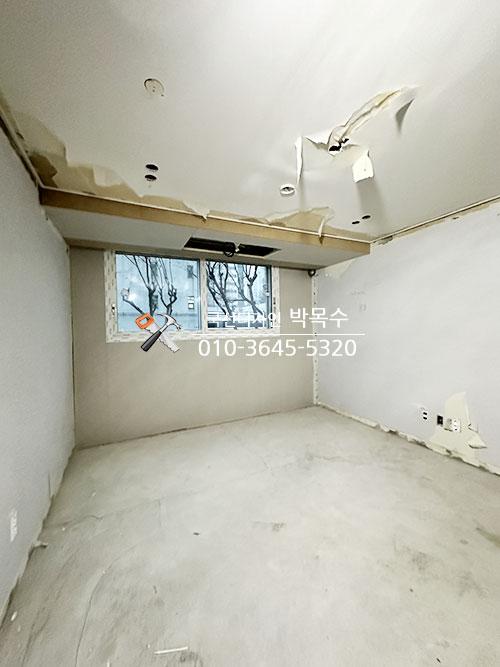 천정 마감이 제거된 텅 빈 실내 모습