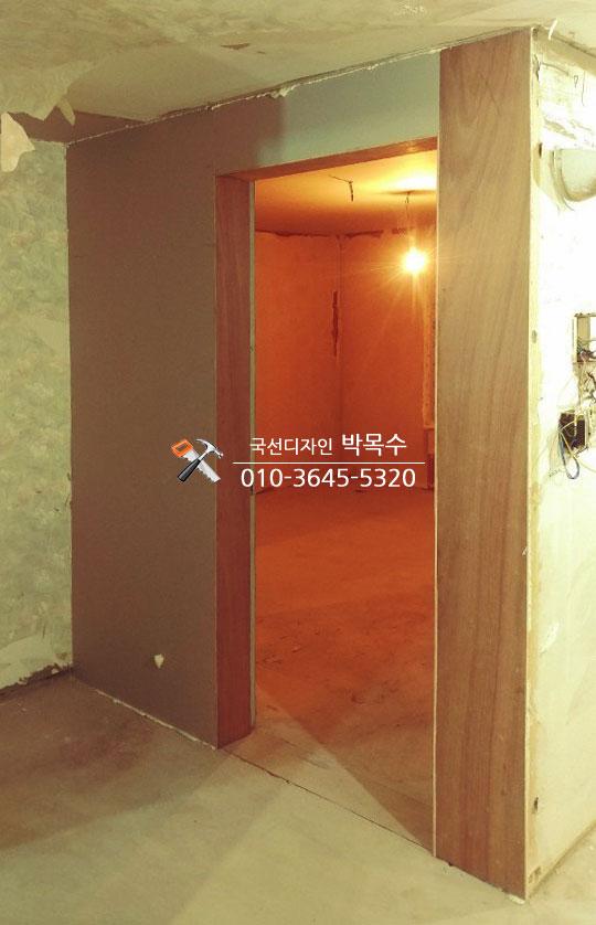 벽면 마감 전 문틀과 도어가 설치된 시공 과정