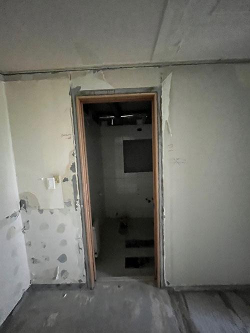 노출 구조물과 콘크리트 바닥이 보이는 방