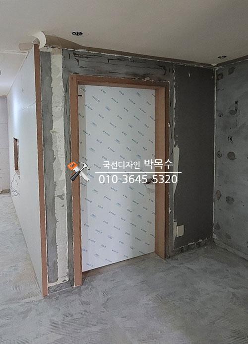 문틀과 문짝이 설치된 타일 전 단계의 바닥