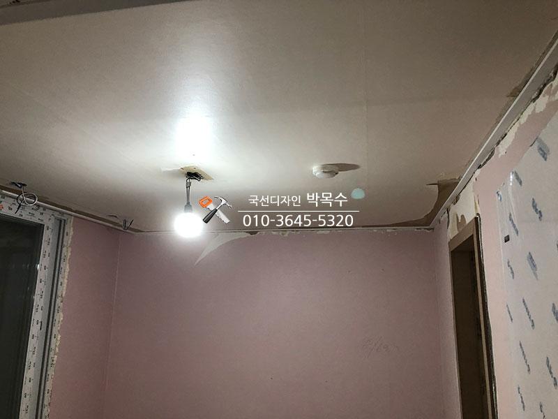 창문 주변의 최종 면 정리 모습