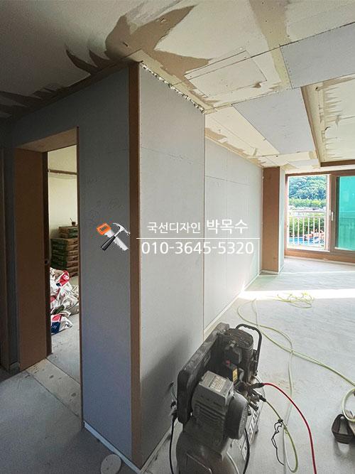 벽면 작업 중인 수공구와 소형 기기