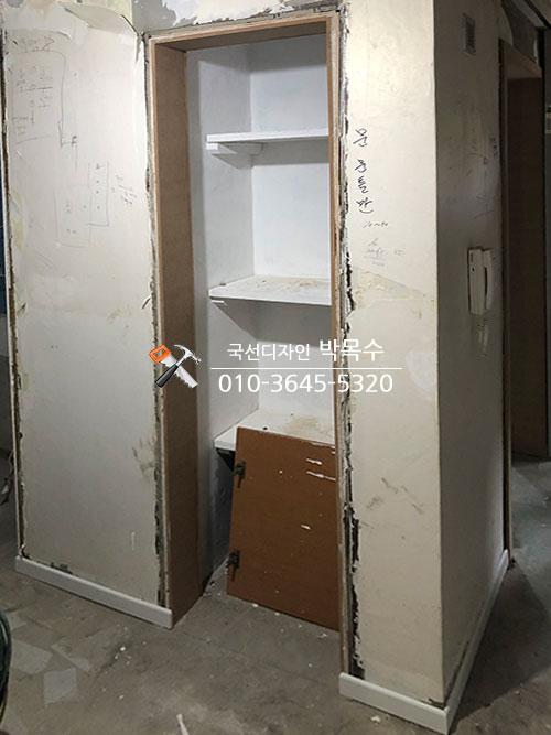 타일 바닥 위 선반 구조물의 마감 과정
